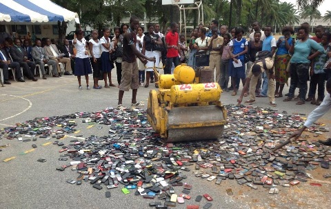 examen_telephone_portable_detruits_lycee_classique_abidjan_cote_d_ivoire.jpg