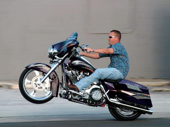 0806_hbkp_02_z+2006_harley_davidson_ultra_classic+wheelie.jpg