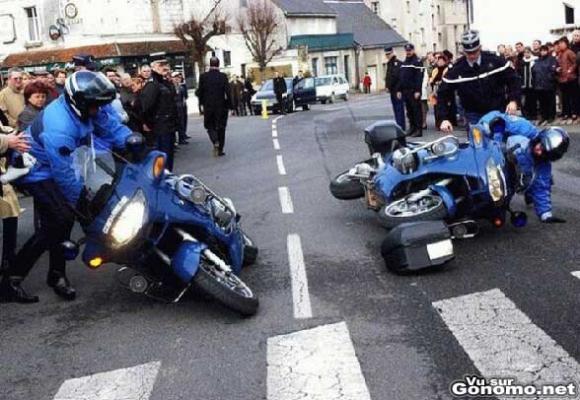 accident-chute-moto-police-deux-motards-de-la-gendarmerie-nationale-sur-leurs-belles-motos-bleues-se-cassent-la-gueule.jpg