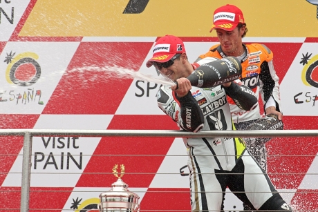 randy-sur-le-podium-en-compagnie-de-dovizioso-photo-jaime-olivares-43015-3-v4zoom.jpg