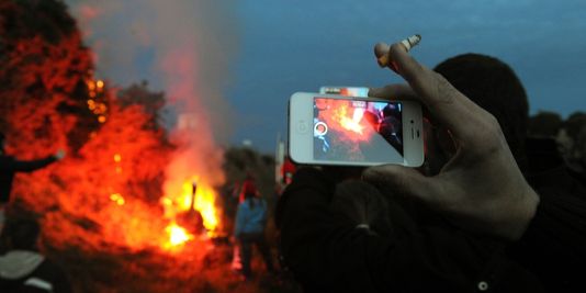 3511434_3_40e1_des-manifestants-mettent-feu-a-un-radar-pres_9961961713ab54dd7635ff02e416a419.jpg