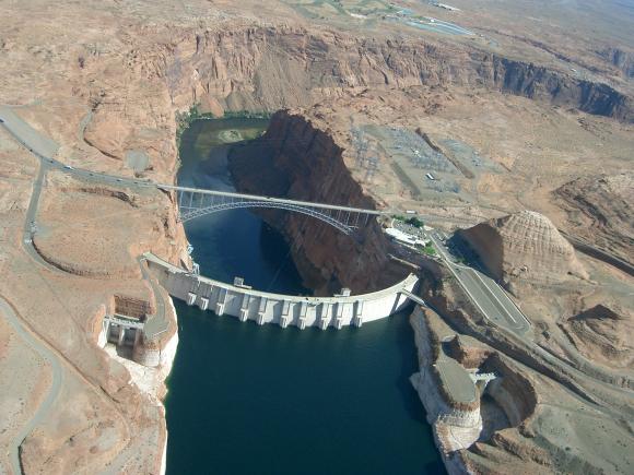 Glen_Canyon_Dam_Lake_Powell,_Arizona.JPG