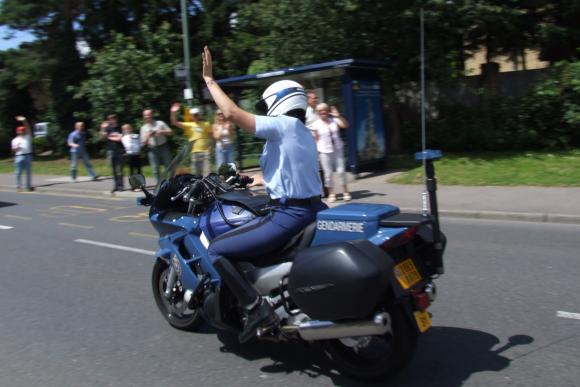 Gendarmerie_motor_officer_raising_arm_in_traffic.jpg