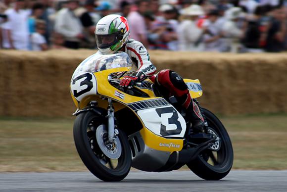 200-Yamaha-TZ700-John-Hackett.jpg