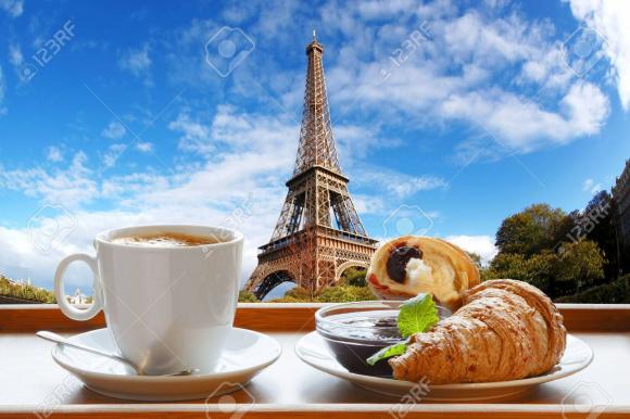 36866383-caf-avec-des-croissants-contre-clbre-tour-eiffel--paris-france.jpg