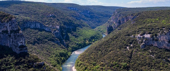 Vue sur les gorges de l'Ardèche depuis le belvédère des Templiers. photo : Sébastien Crego