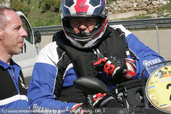 Le rallyeman Serge Martin au départ du Moto Tour