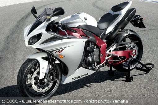 http://www.lerepairedesmotards.com/img/motos/yamaha/nouveautes-2009/yamaha-r1-piste.jpg