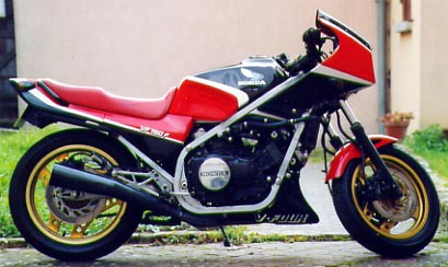 http://www.lerepairedesmotards.com/img/photos/honda/honda_vff750_vincentr_.jpg