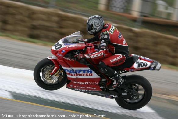 Neil Hodgson au guidon de sa Ducati 999 lors de la saison 2006