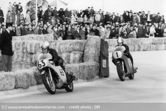 Agostini et sa MV 500 poursuivant la Honda de Hailwood à Riccione en 1967 