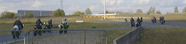 Motards tournant sur le circuit Carole