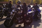 Motards sur le grill... la grille