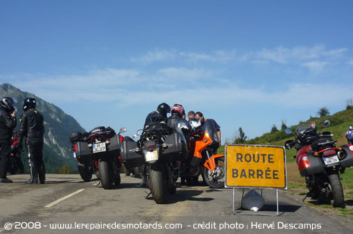 Raid 100 cols route barr&eacute;e