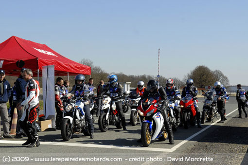 Motos en essais sur la ligne de départ du stage pilotage