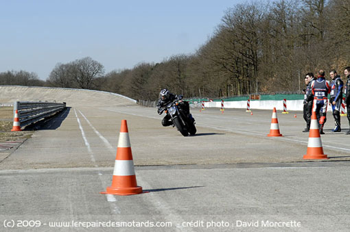 Mobilité sur la moto pendant le roulage et stage pilotage