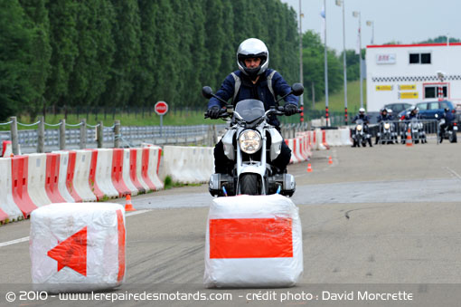 Exercice du freinage d'urgence avec obstacle