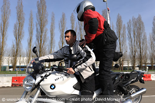 Accueil du passager ou SDS sur une moto