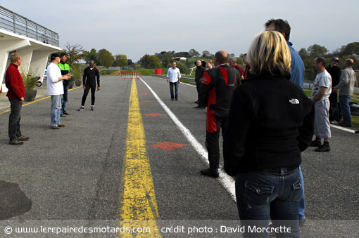 Etirements et stretching sur piste avec le Kin&eacute;