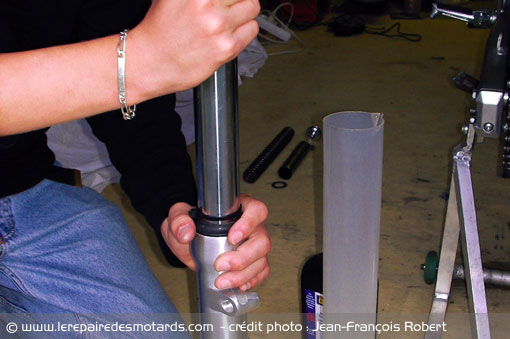 Actionner la fourche de haut en bas