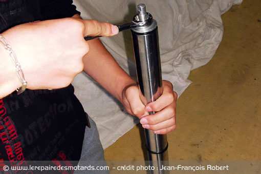 Visser le bouchon du tube de T