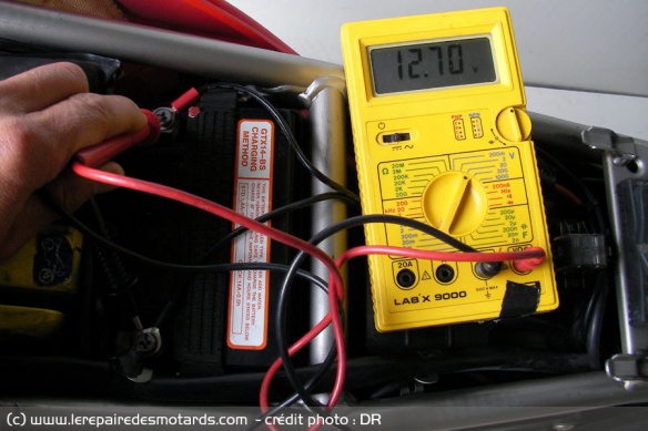 Vérification de la charge de la batterie au voltmètre