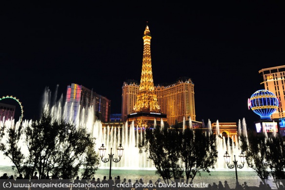 Spectacle eau et lumière avec la Tour Eiffel au pied du Bellagio à Las Vegas
