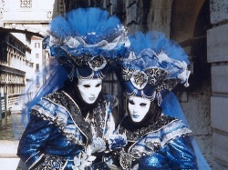 Carnaval de Venise couple en costume bleu