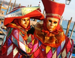Carnaval de venise ; couple au costume arlequin