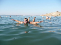 Baigneurs sur la mer Morte en Jordanie