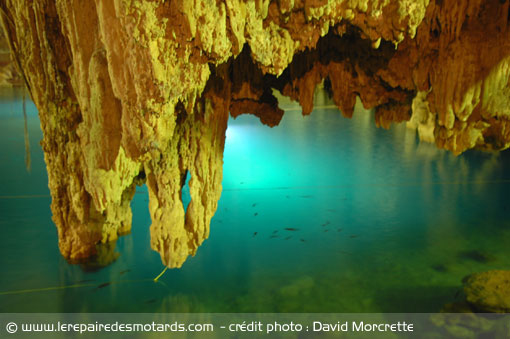 stalactites et stalagmites de la Cénote de Dzitnup