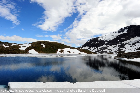 Lac et neige en été en Norvège
