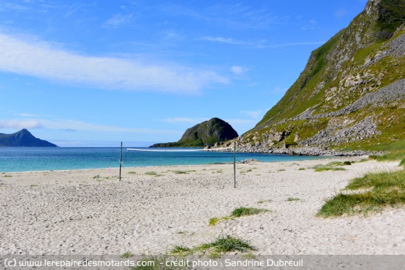 Route en bord de plage sur Vestvagoy dans l'archipel des iles Lofoten