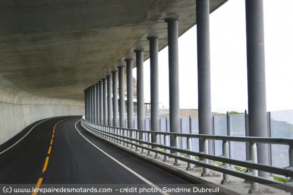 Tunnel ouvert sur la falaise en bord de route touristique Lofoten E10