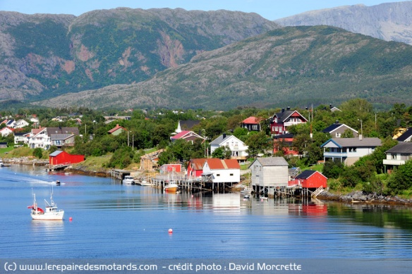 Village côtier vu de l'Hurtigruten