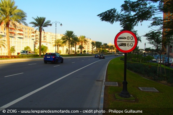 Qatar : Code de la route et panneau de limitation de vitesse