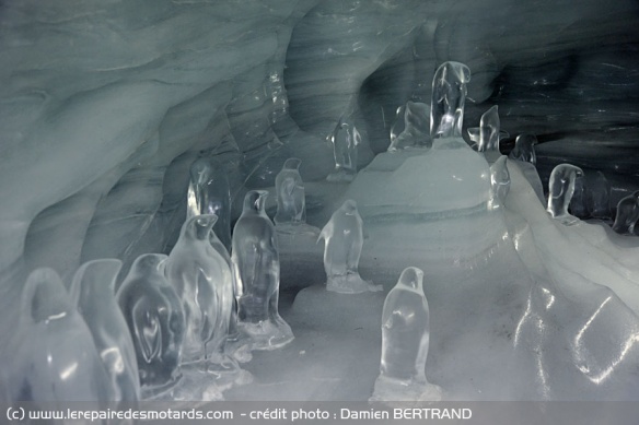 Percé à travers la glace, l'intérieur abrite de nombreuses sculptures