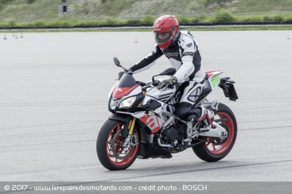 Avec le MSC (Motorcycle Stability Control), la moto se redresse lors d'un freinage en courbe, mais ses roues ne bloquent pas.