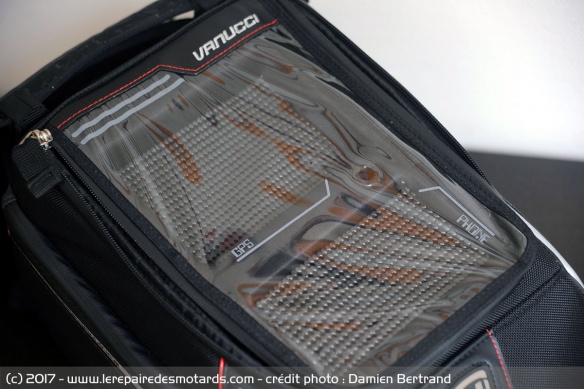 Le rangement pour GPS et Smartphone est amovible