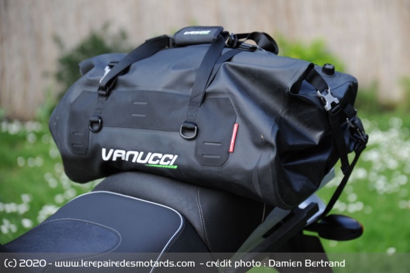 Le sac affiche un volume utile de 30 litres et existe également en version 45 litres