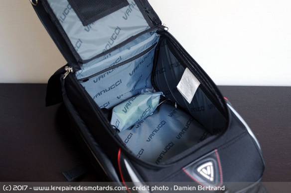 La sacoche offre 18 litres de capacité