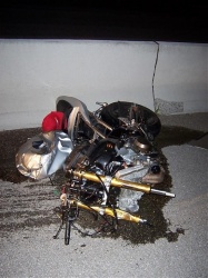 Accident à 193 km/h : le motard survit après s'être encastré dans le camion