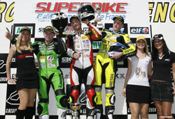 ouverture championnat FSBK Leblanc sur le podium d'arrivée