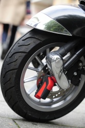 Bloque disque ABUS TRIGGER 330 monté sur roue
