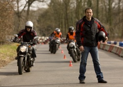 Stages Monneret - Philippe Monneret devant circuit