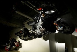 Aprilia RSV4 2011 (c) photo : Hell for Leather