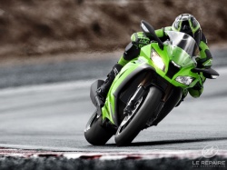 Kawasaki ZX-10R 2011 de face