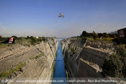 Saut de Robbie Maddison au-dessus du Canal de Corinthe en Grèce