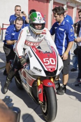 Giacomo Agostini sur la Yamaha M1 utilisée en MotoGP - Crédit photo : DR