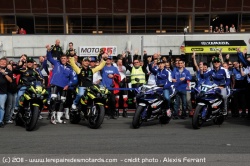 La remise des R1 Réplica par Crutchlow, Edwards, Lorenzo et Spies